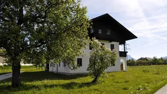 Expose KUNDL - Altes Einfamilienhaus zum Sanieren mit großem Garten/Grundstück 1513 m² und Stall und Tenne
