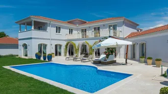 Expose Exklusive und außergewöhnliche Luxus-Villa in TOP-Lage!