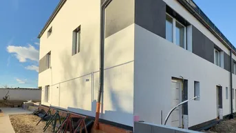 Expose NEU! ++ KEIN BAURECHT, KEINE PACHT ++ ZIEGELMASSIV ++ BEZUGSFERTIG ++ 12 REIHENHÄUSER &amp; 2 EINZELHÄUSER ++ 2 PKW-STELLPLÄTZE PRO HAUS ++ GARTEN &amp; TERRASSE ++ SCHLÜSSELFERTIG ++ FISCHAMEND ++