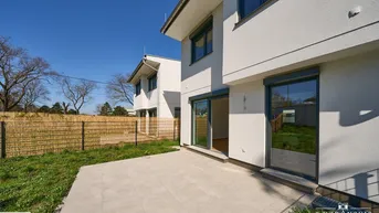Expose NEU! ++ PROVISIONSFREI FÜR DEN KÄUFER ++ ERSTBEZUG NÄHE BADETEICH HIRSCHSTETTEN ++ MODERNES 4-ZIMMER-HAUS MIT GROSSEM GARTEN &amp; KELLER ++ QUALITÄT VOM AUSGEZEICHNETEN BAUTRÄGER ++ EIGENTUM IN 1220 WIEN ++