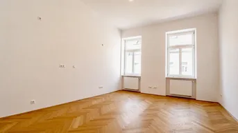 Helles Zimmer mit Fischgrätparkett und weißen Wänden, bereit zur individuellen Gestaltung.