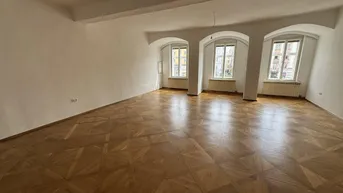 Expose Wunderschöne Altbaubürofläche in einem Stilaltbau am Linzer Hauptplatz zu vermieten