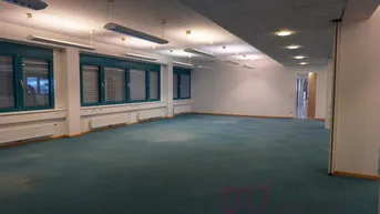 Expose Großraumbüro oder Lagerfläche im EG eines Bürozentrums