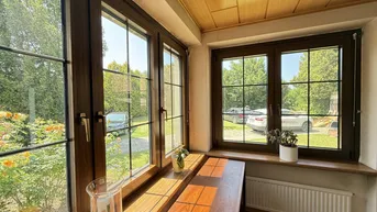 Expose Großes Einfamilienhaus mit Veranda und Wirtschaftsanbau mit uneinsichtigen Garten + Ausbaupotential!