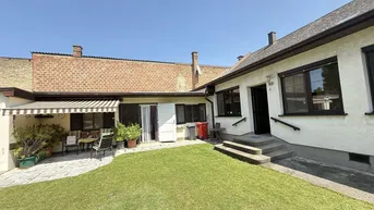 Expose Famillienidylle: großes Einfamilienhaus mit Veranda und Wirtschaftsanbau mit wunderschönem uneinsichtigen Garten + DG-Ausbaupotential!