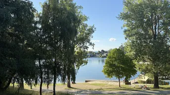 Expose Einfamilienhaus mit Sauna uvm. auf Pachtgrundstück (verlängerbar) in Steinbrunn mit Zugang zum Badeteich!