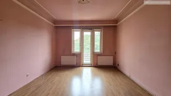 Expose URBAN-LORITZ-PLATZ: Sanierungsbedürftige 3-Zimmer-Altbauwohnung mit Balkon