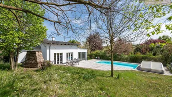 Weitläufiger Garten mit Pool, Holzterrasse und einem gemauerten Außenkamin.