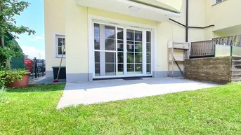 Gepflasterte Terrasse mit Zugang zum Garten und Schiebetüren zum Innenbereich des Hauses.
