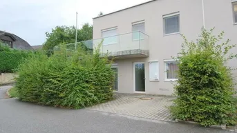 Expose Charmante 2-Zimmerwohnung mit kleinem Grünanteil, Terrasse und Parkplatz in Waltendorf