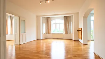 Expose WOHNEN MIT HISTORISCHEM FLAIR! Großzügige Villenetage im Zentrum zu kaufen (TOP 1)!