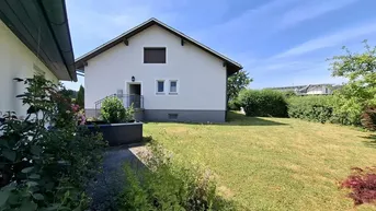 Expose MIETWOHNUNG IM DACHGESCHOSS EINES ZWEIFAMILIENHAUSES