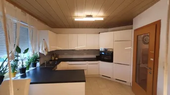 Expose GEPFLEGTES 3 FAMILIEN HAUS MIT 4 GARAGEN !