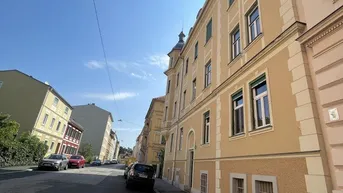 Expose Klassische unsanierte Altbauwohnung mit Balkon im Herz-Jesu-Viertel!