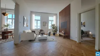 Helles und geräumiges Wohnzimmer mit Fischgrätparkett, moderner Einrichtung und Zugang zum Essbereich.