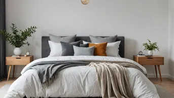Modernes Schlafzimmer mit hellem Ambiente, Holzakzenten und gemütlicher Einrichtung.