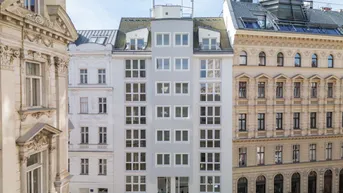 Ansicht der modernen Fassade des Gebäudes, umgeben von traditionellen Wiener Altbauten.