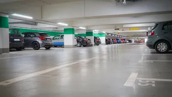 Geräumige Tiefgarage mit vielen Stellplätzen und guter Beleuchtung, ideal für Bewohner.