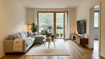 Helles Wohnzimmer mit modernem Sofa, Holzboden und Zugang zu einem möblierten Balkon mit Grünblick.