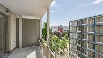 Heller Balkon mit Stadtblick und viel Grün in der Umgebung, ideal zum Entspannen.