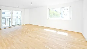 Helles, leeres Zimmer mit Holzboden und Zugang zu einem Balkon, ideal für Wohn- oder Schlafbereich.