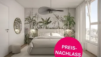 Helles Schlafzimmer mit tropischer Tapete, großem Fenster und modernem Deckenventilator.