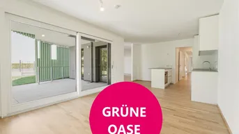 Heller, offener Wohnbereich mit integrierter Küche, Parkettboden und Zugang zur Terrasse.