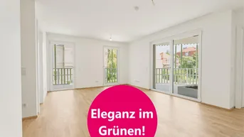Helles Wohnzimmer mit Parkettboden und Zugang zu mehreren Balkonen, umgeben von Grün.