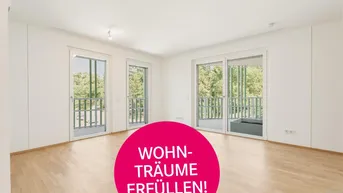 Helles Wohnzimmer mit Parkettboden und Zugang zu mehreren Balkonen, ideal für neue Wohnträume.