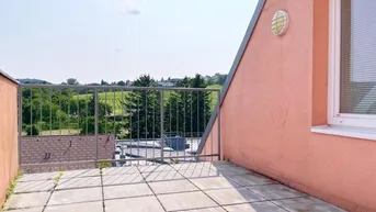 Expose Wohlfühlen im Dachgeschoss, Terrasse mit Fernblick, sehr guter Zustand, Garagenplatz optional