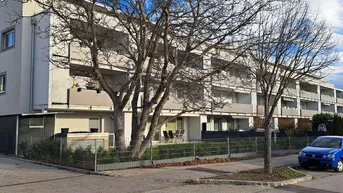 Moderne Wohnanlage mit mehreren Balkonen und gepflegter Außenanlage unter blauem Himmel.