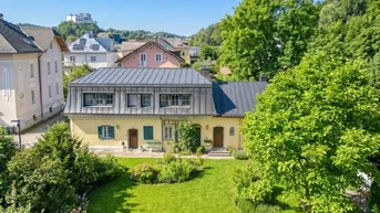 Großzügiger Gartenbereich vor dem charmanten Haus mit traditioneller Architektur und grüner Umgebung.