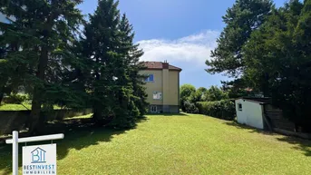 Das Haus steht auf einem weitläufigen Grundstück mit altem Baumbestand und einem kleinen Gartenhaus.