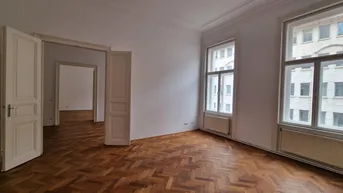 Expose klassische Altbauwohnung 4 Zimmer mit Balkon - MITTEN IN DER STADT!