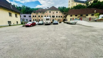 Expose Großzügige Parkfläche von 300 m² zu vermieten