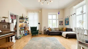 Helles und geräumiges Wohnzimmer mit Holzboden, gemütlicher Sitzecke und Klavier.