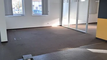 Expose Hier werden Sie gesehen, Top Geschäftsfläche, Büro, Ordination im Erdgeschoß, 5 KFZ Abstellplätze, in der Schärdinger Vorstadt zu vermieten!