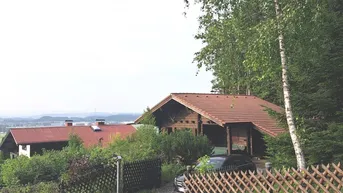 Expose Schörfling am Attersee: Holzblockhaus-Ferienhaus auf Baugrundstück in erhabener Lage über dem Attersee!