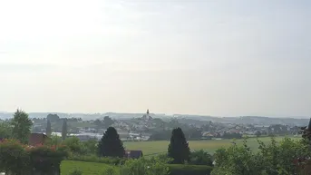 Expose Schörfling am Attersee: Baugrundstück mit Holzblockhaus in erhabener Lage mit Fernsicht!