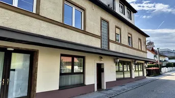 Expose BAD HALL | Ruhiges Wohnen über kulinarischer Vielfalt! 2-Zimmer-Wohnung im 4-Parteienhaus!