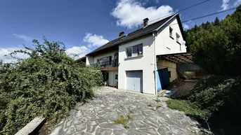 Expose SCHLÜßLBERG | STRAßFELD: Idyllisches Zweifamilienhaus mit großzügigem, sonnigem Garten und beeindruckendem Fernblick!