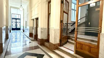Expose Einzigartig elegante (revitalisierungsbedürftige) Dachgeschoss-Maisonette mit großzügiger Terrasse - erwecken Sie das Potential nach Ihren Vorstellungen