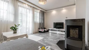 Helles Wohnzimmer mit modernem Kamin, großen Fenstern und stilvoller Einrichtung.