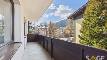 Geräumiger Balkon mit Blick auf die Berge und die umliegende Wohngegend.