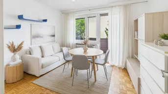 Heller Wohn- und Essbereich mit Parkettboden, Zugang zum Balkon und moderner Einrichtung.