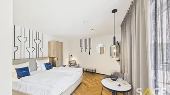 Helles Schlafzimmer mit modernem Design, Holzboden und stilvoller Einrichtung sowie großen Fenstern.