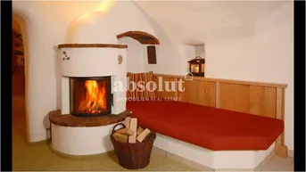 Gemütlicher Wohnbereich mit traditionellem Kamin und integrierter Sitzbank, ideal für entspannte Abende.