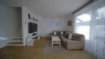 Expose Wohnbaugeförderte Doppelhaushälfte mit 97m² Wohnfläche, 54 m² Vollunterkellerung, Terrasse und Eigengrund samt 2 Parkplätzen