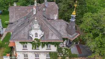 Expose Für Liebhaber mit viel Platzbedarf und Investoren: Historische Villa mit 1.000 m² Ausbaupotenzial – Einzigartige Gelegenheit