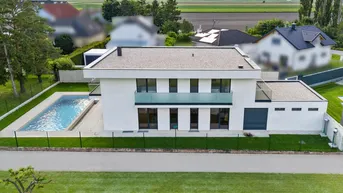 Expose Exklusiv &amp; modern: Großzügige Villa mit Infinity-Pool